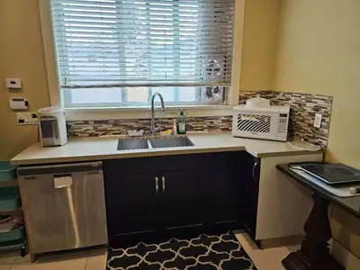 a kitchen with a sink and a microwave at \u6e29\u54e5\u534e\u5217\u6cbb\u6587\u522b\u588542 in Richmond