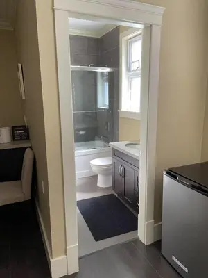 a bathroom with a tub and a toilet and a sink at \u6e29\u54e5\u534e\u5217\u6cbb\u6587\u522b\u588542 in Richmond