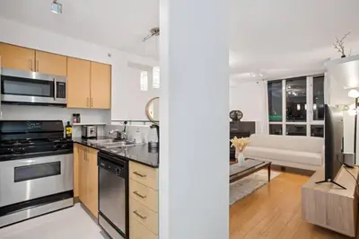 Gallery image of Queen Bed/Sauna/Pool/Gym/Wi-Fi/Sleeps four Guests! in Vancouver