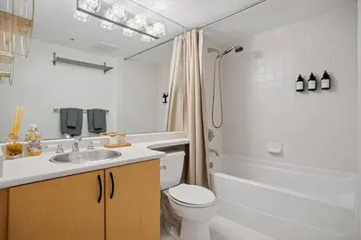 Gallery image of Queen Bed/Sauna/Pool/Gym/Wi-Fi/Sleeps four Guests! in Vancouver