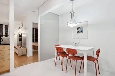 Gallery image of Queen Bed/Sauna/Pool/Gym/Wi-Fi/Sleeps four Guests! in Vancouver