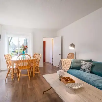 Quiet 5 BR 7 bed Escape with sunny Deck near UBC