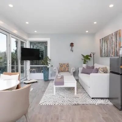 Luxury Modern 2-Bedroom Suite Near Transit & Shops
