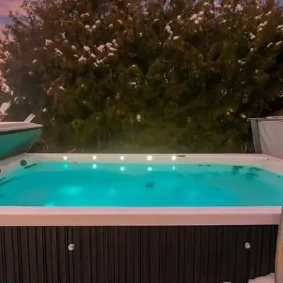Urban Oasis - with 16ft Swim Spa - Heated Hot Tub & Pool