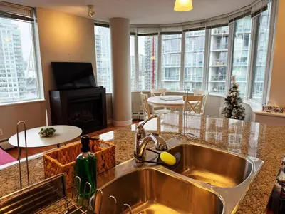 Gallery image of Downtown 1BR + Office | Across from Rogers Arena in Vancouver
