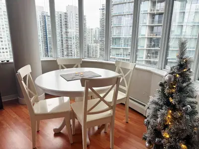 Gallery image of Downtown 1BR + Office | Across from Rogers Arena in Vancouver
