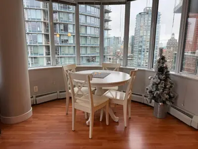 Gallery image of Downtown 1BR + Office | Across from Rogers Arena in Vancouver