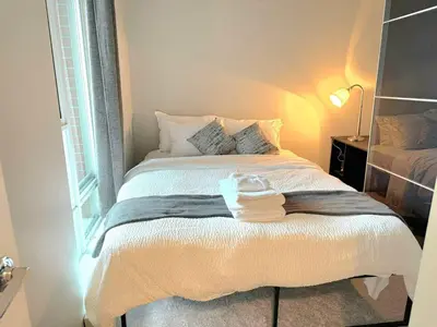 Gallery image of Downtown 1BR + Office | Across from Rogers Arena in Vancouver