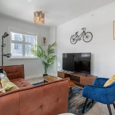 Cozy And Modern 2 Bedroom Along Bow River in Downtown