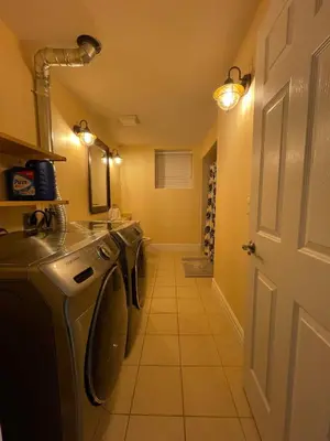 a laundry room with a washer and dryer in it at Spacious 2 BED close to BEACH, Highway & US BORDER in Surrey