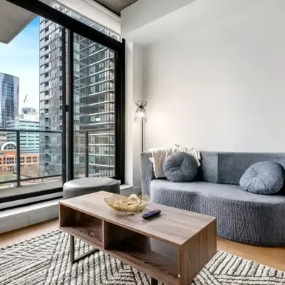 Modern 1BR City Escape with Balcony near DT Calgary