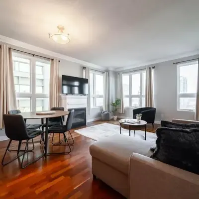 Downtown Edmonton Suite: 5-Min Drive to Rogers