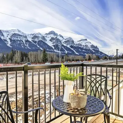 3BR Rockies Haven Near Banff with Private Patio