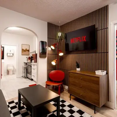 Retro-Chic Hideaway - Walking Distance To Stampede