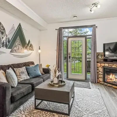 Stylish Mountain Retreat 2BR Chalet and Hot Pool