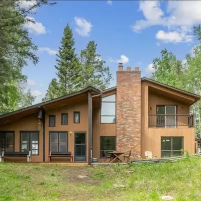 Bragg Creek Vacation Estate with hot tub