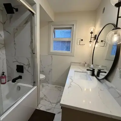 Downtown Vancouver Rooms - Walk to SkyTrain & BC Place