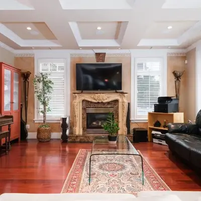 Luxurious & Spacious Mansion next to Oakridge Mall