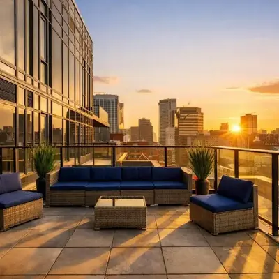 Dt Spacious and Vibrant | Kng Bed| Outdoor patio