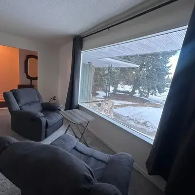 Cozy West Edmonton Home Near Jasper Park & shops