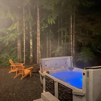 Enclosed deck - Hot tub - Pet Friendly- gas stove