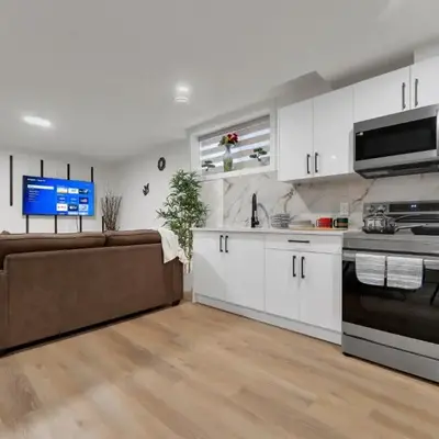 2-bedroom suite close to Amenities and Airport with on pad parking