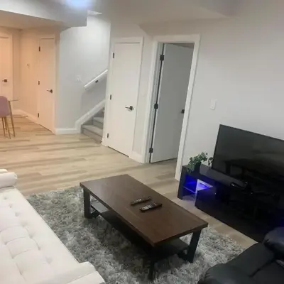 Beautiful one Bedroom Bsmnt suite with sep Entrance