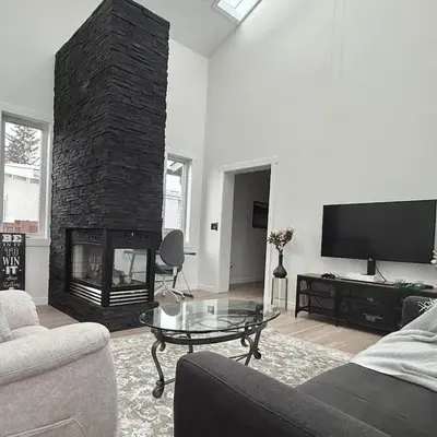 Modern 3Bed Home with Fireplace