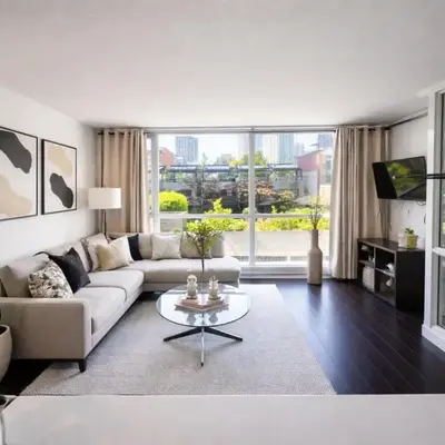Elegant 2-Bedroom Condo in Vibrant Yaletown District