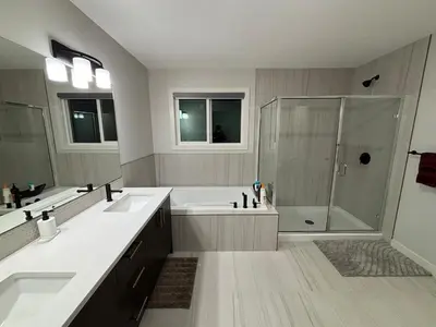 a large bathroom with two sinks and a shower at Luxury 3bedroom House with Kingsize Master bedroom in Airdrie