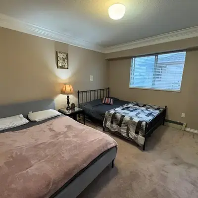 Nordel Way Guest House - Walk to Transit & Shopping - 20 Min to YVR