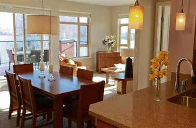 a kitchen and dining room with a table and chairs at Watermark Beach Resort in Osoyoos