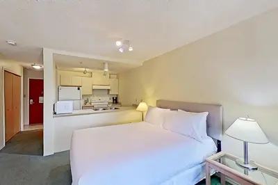 Gallery image of Glacier Lodge in Whistler