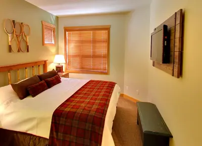 a bedroom with a bed and a tv on the wall at Embarc Panorama in Panorama