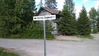 a street sign in front of a house at Mountain Edge our Holiday Home in Kimberley