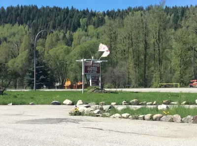 a sign for a motel with a flag on a road at Green View Motel and RV Park in Greenwood