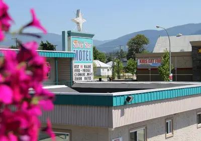 a building with a sign on top of it at Silver Star Motel in Vernon