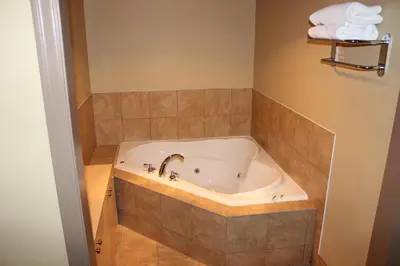 a bathroom with a bath tub in a room at Linda Vista Motel in Surrey