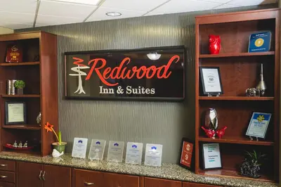 a redosed inn and suites sign on a wall at Redwood Inn & Suites in Clairmont