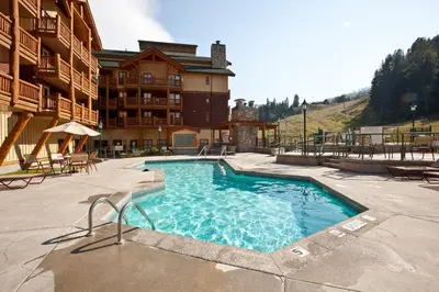 a swimming pool at a hotel with a resort at Trickle Creek Lodge in Kimberley