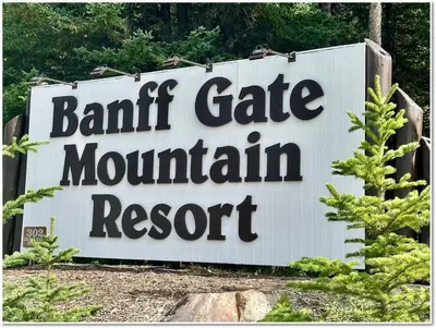 a sign for a bank gate mountain resort at Banff Gate Mountain Resort in Canmore