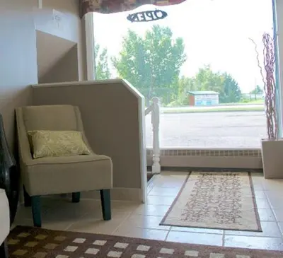 a living room with a chair and a window at King's Motel & Restaurant in St. Paul