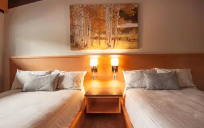 two beds sitting next to each other in a room at Harbour House Hotel in Ganges