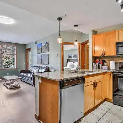 Inviting Rocky Mountain HOT TUB in Top Rated Condo managed by Little Sister Getaways