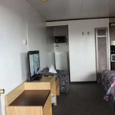 Raval Paradise Motel and RV Park