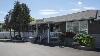 a flower shop with tables and chairs in front of it at Valley Star Motel in Penticton