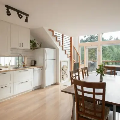Le Chalet Waterfront Retreat