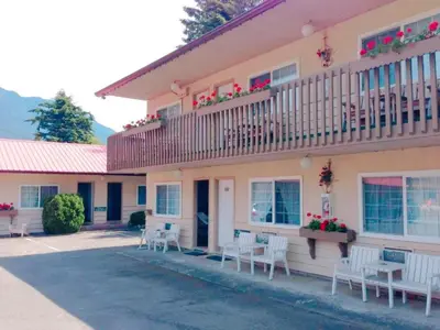 a building with white chairs and a balcony at Red Roof Motor Inn in Hope