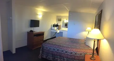 a hotel room with a bed and a table and a lamp at Tel Star Motel in Brooks