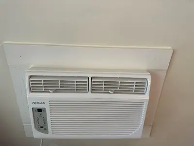 a white air conditioner sitting on top of a wall at Wessex Inn By The Sea in Cowichan Bay